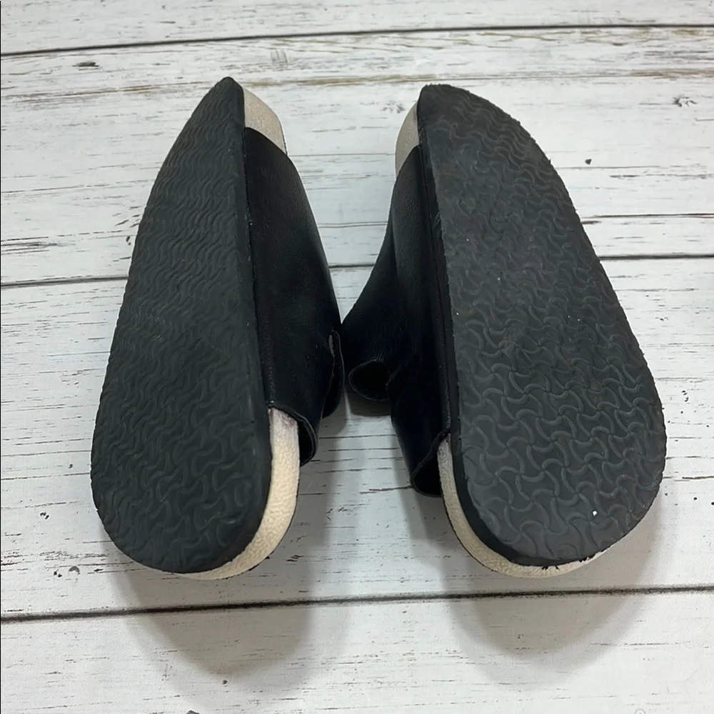 Like New Amani Black and Silver Sandals with Anatomical Footbed